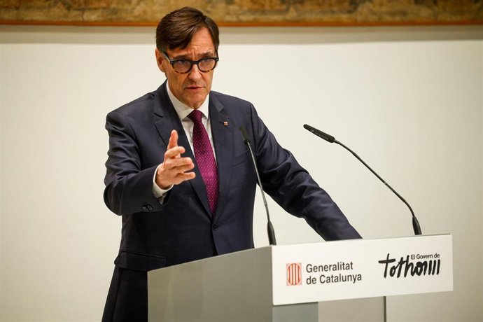 El presidente de la Generalitat, Salvador Illa, durante la firma del acuerdo de cesión de vivienda social, en el Palau de la Generalitat.