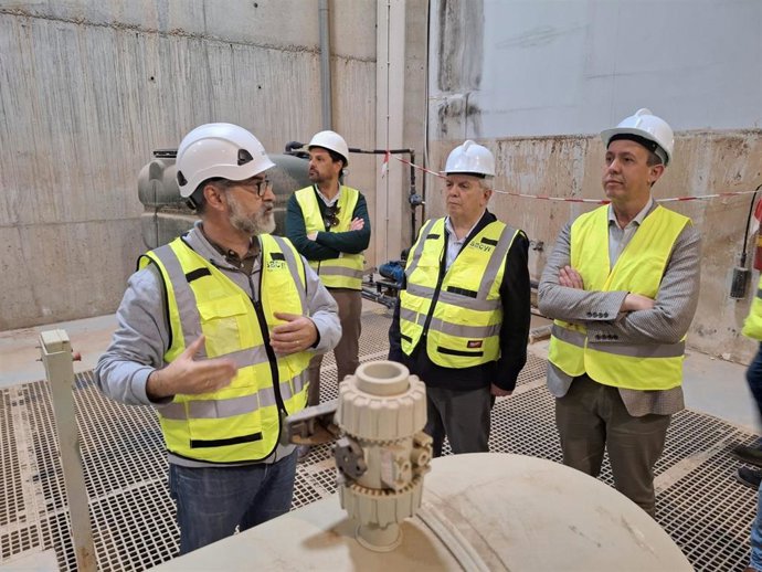 El subdelegado del Gobierno en Almería, José María Martín, durante la visita a las obras de reparación de la desaladora del Bajo Almanzora I, ubicada en la pedanía de Villaricos, Cuevas del Almanzora.