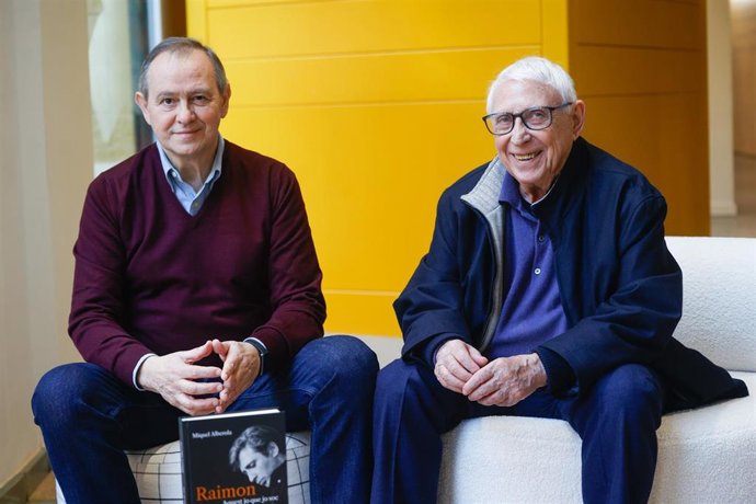 El periodista Miquel Alberola y el cantautor Raimon, durante la presentación del libro 'Raimon. Aquest jo que jo soc' en Barcelona