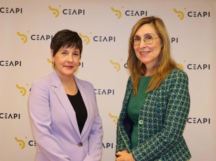 (De izq. a dcha.) Isabel Álvarez y Núria Vilanova en la presentación del estudio ‘España, el trampolín de las empresas latinoamericanas en el mundo’
