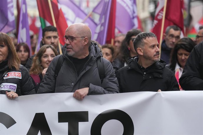 El secretario general de CCOO, Unai Sordo, y el de CCOO Euskadi, Santi Martínez, en una manifestación en Bilbao.