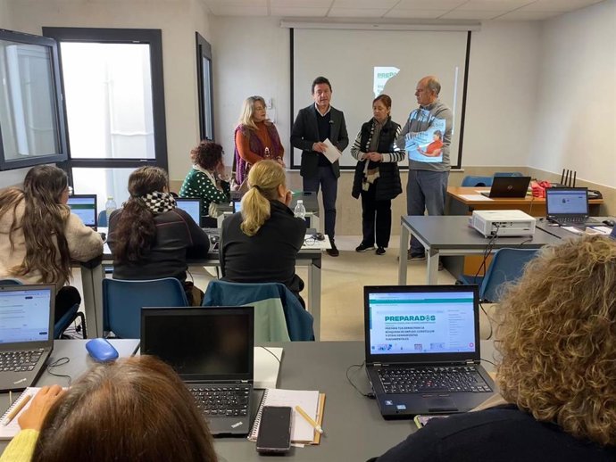 El delegado territorial de Empleo, Empresa y Trabajo Autónomo de la Junta en Cádiz, Daniel Sánchez Román, visitando a las alumnas del programa 'Preparadas' en San José del Valle.