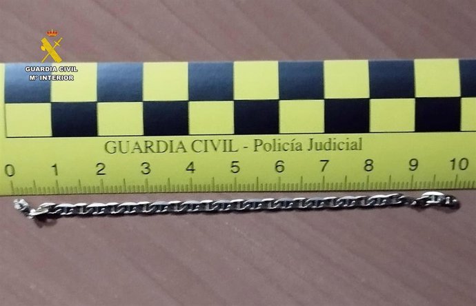 Pulsera recuperada en el marco de la investigación por hurto en una residencia de mayores del Río Nacimiento (Almería).