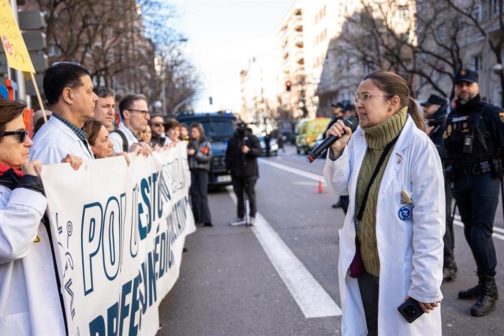 La Secretaria general de Amyts portavoz de la agrupación por un estatuto médico y facultativo (APEMYF), Ángela Hernández, durante una concentración