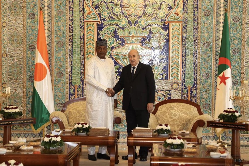 El presidente de Argelia, Abdelmayid Tebune, durante un encuentro con el líder de la junta militar de Níger, Abdourahmane Tchiani, en Argel (archivo)