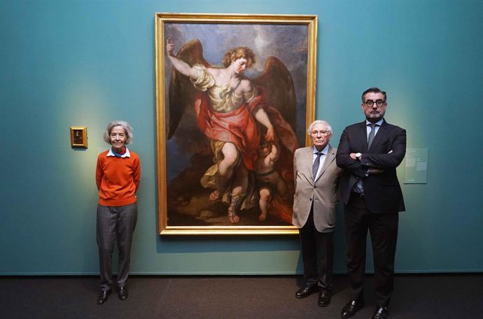 El director de Actividades Culturales de Fundación Unicaja, José María Luna; el director y académico delegado del Museo, Calcografía y Exposiciones de Real Academia de Bellas Artes de San Fernando, Víctor Nieto, y la comisaria, Mercedes González de Amezúa