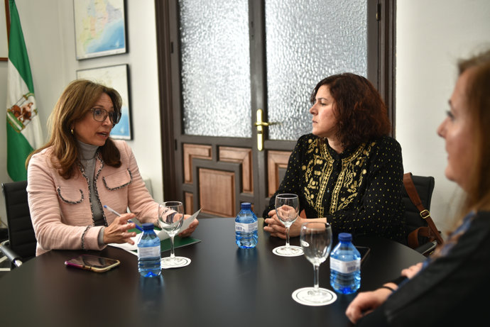 La delegada de la Junta en Málaga, Patricia Navarro, y la alcaldesa de Monda, María Remedios Fernández.