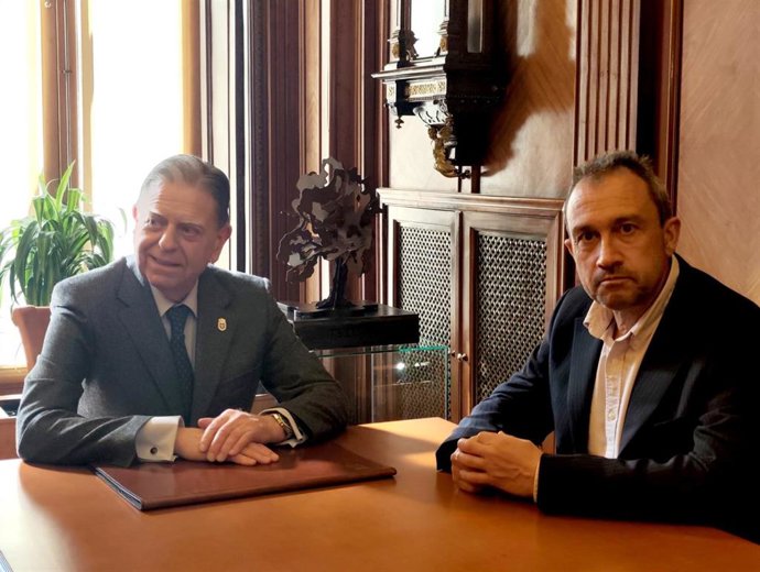 El consejero de Ordenación de Territorio, Urbanismo, Vivienda y Derechos Ciudadanos, Ovidio Zapico,  y el alcalde de Oviedo, Alfredo Canteli.
