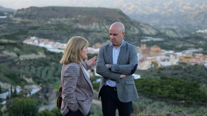 El presidente de la Diputación de Almería, José Antonio García Alcaina, conversa con la alcaldesa de Huécija, Ana María Vizcaíno, durante su visita institucional al municipio.