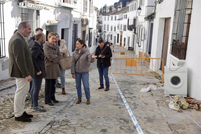 La presidenta de la Diputación de Cádiz, Almudena Martínez, visita Grazalema junto a su alcalde, Carlos García.