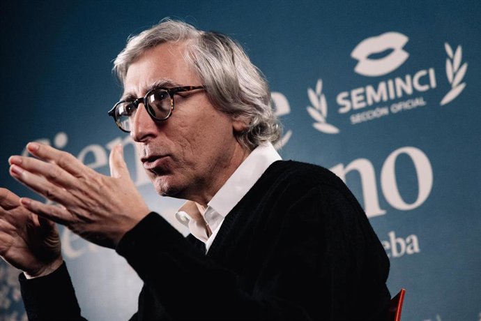 Archivo - El escritor y director de cine David Trueba durante una entrevista en los Cines Renoir Princesa, a 29 de octubre de 2025, en Madrid (España).