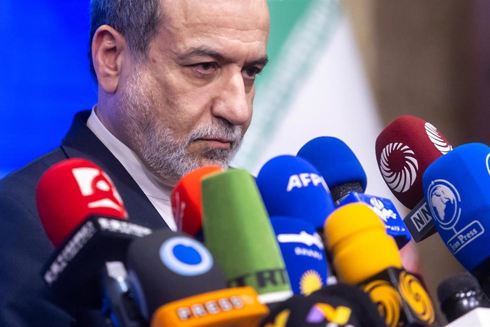El ministro de Exteriores de Irán, Abbas Araqchi, durante una rueda de prensa en Teherán el 8 de febrero de 2026 (archivo)