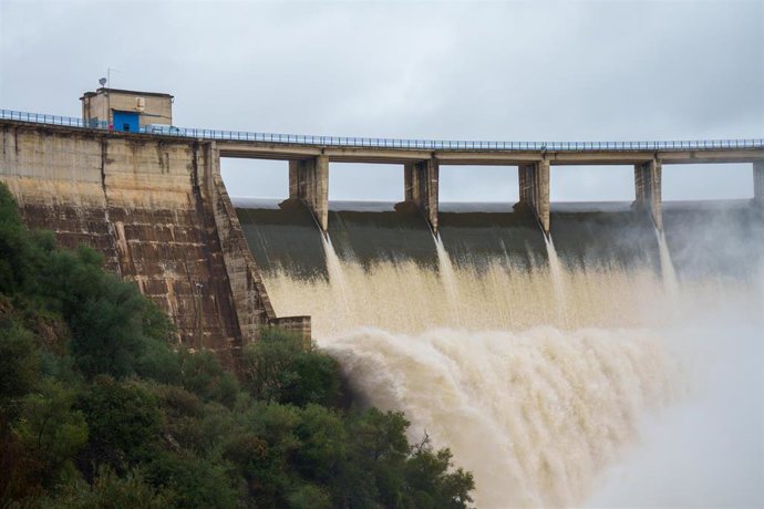 Imagen de la presa del Gergal dentro del término municipal de Guillena (Sevilla) aliviando agua. A 11 de febrero de 2026 en Aznalcóllar, Sevilla (Andalucía, España). 