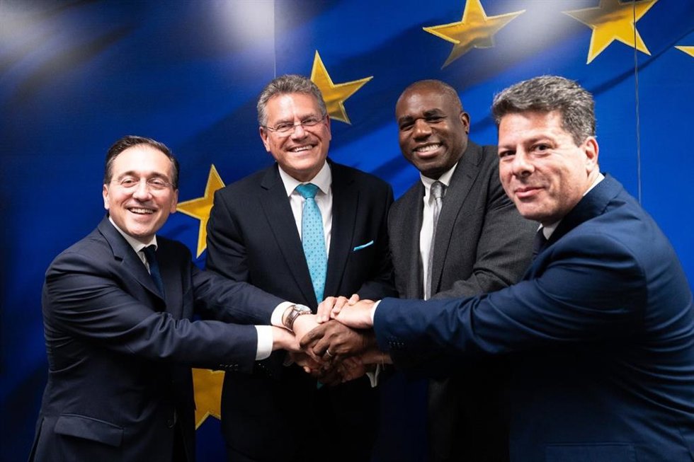 Archivo - El ministro de Asuntos Exteriores, José Manuel Albares, celebra el acuerdo sobre Gibraltar con el comisario Maros Sefcovic, el ministro británico David Lammy y el ministro principal gibraltareño Fabian Picardo