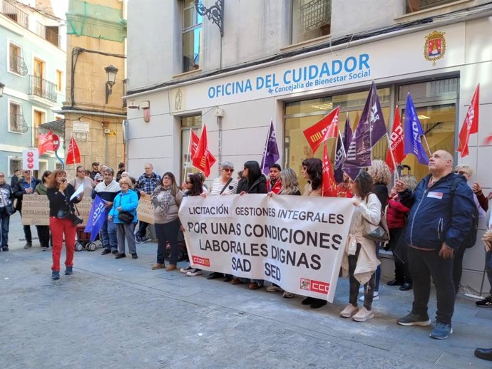 Concentración convocada por CCOO ante la denominada Oficina del Cuidador del Ayuntamiento de Alicante