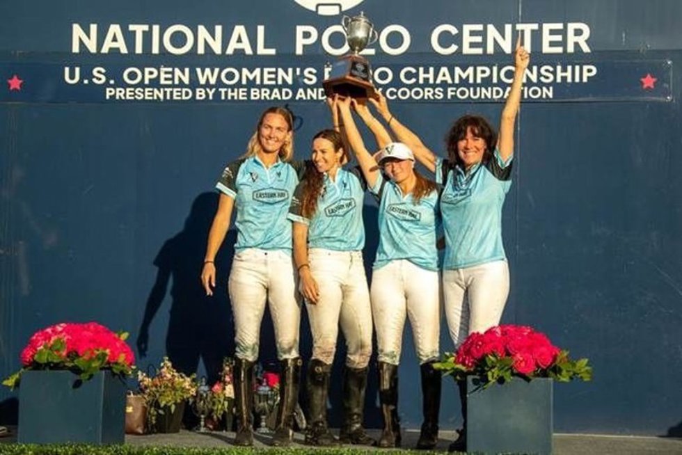 Victory Eastern Hay mostrando con orgullo su trofeo