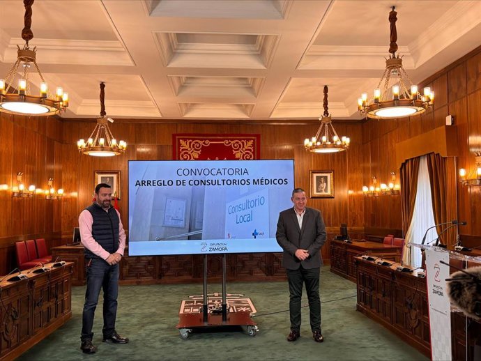 El presidente de la Diputación y el diputado de Obras presentan la convocatorias de ayudas para consultorios médicos de la provincia.