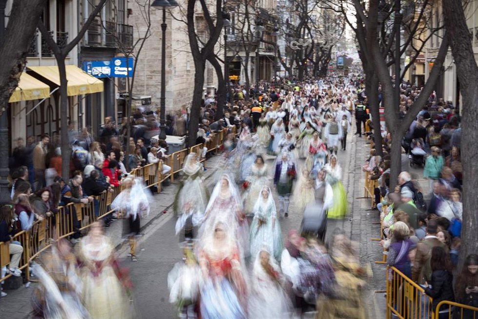 Archivo - Centenares de falleras a su llegada al desfile de la Ofrenda a la Mare de Déu dels Desemparats, a 17 de marzo de 2023, en ValPENCIA. ARCHIVO. , 
