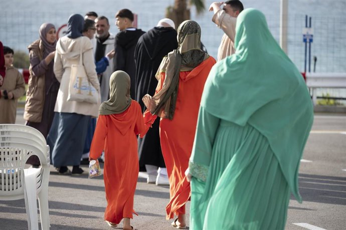 Archivo - Varias personas tras la oración colectiva con motivo de la festividad del Aíd al-Fitr, en la explanada de Loma Colmenar, a 31 de marzo de 2025, en Ceuta (España)