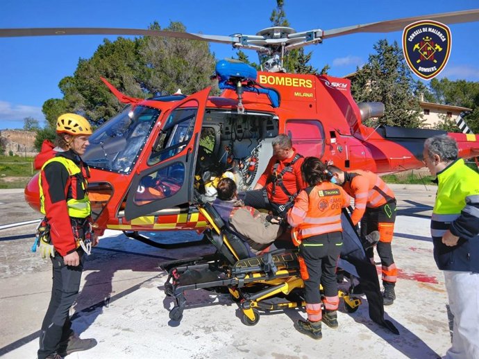 Bomberos del Consell de Mallorca con sanitarios del SAMU 061 participan en la evacuación del joven accidentado en el Puig des Galatzó.