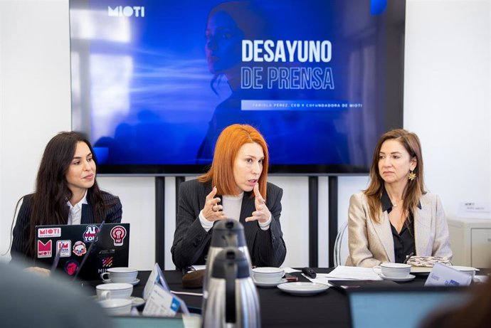 La CEO de MIOTI, Fabiola Pérez, y la directora de Desarrollo de Negocios de MIOTI, Esther Morales, en un desayuno de prensa informativo.