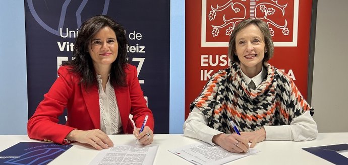 Eva Egiguren Medinabeitia Euneiz unibertsitateko errektorea (ezkerrean) eta Ana Urkiza Eusko Ikaskuntzako lehendakaria