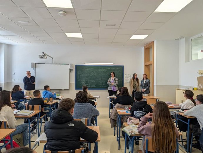 La delegada de Desarrollo Educativo y Formación Profesional de la Junta en Granada, María José Martín Gómez, ha visitado un centro de Albolote (Granada)