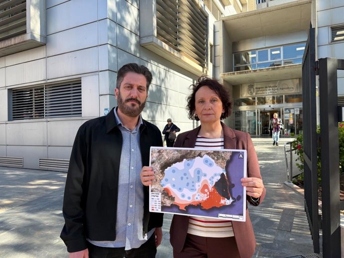 La diputada de Podemos en la Asamblea Regional, María Marín, con los mapas realizados por la UPCT