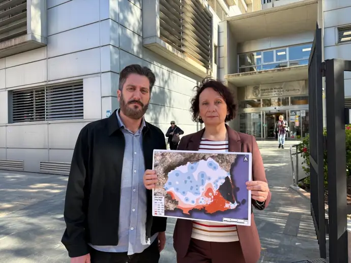 María Marín, diputada de Podemos, con los mapas de la UPCT