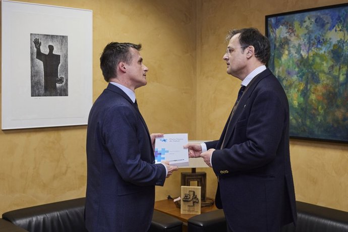 Reunión entre el Ararteko, Mikel Mancisidor, y el consejero de Salud, Alberto Martínez