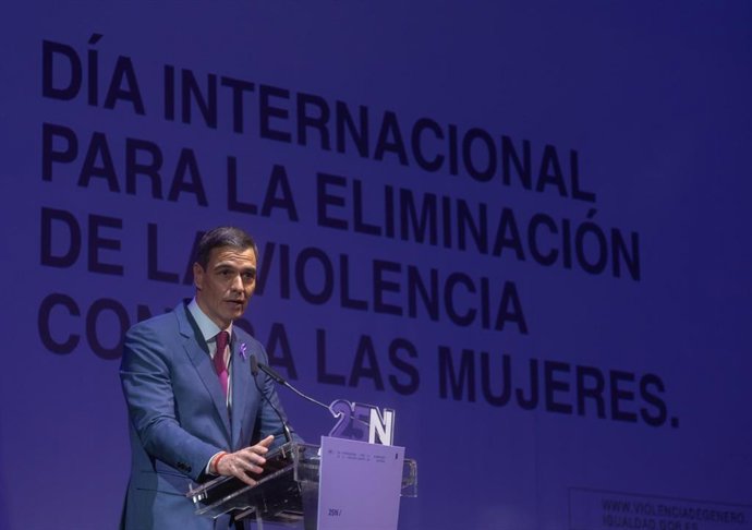 Archivo - El presidente del Gobierno, Pedro Sánchez, interviene durante un acto con motivo del Día Internacional para la Eliminación de la Violencia contra las Mujeres, en una imagen de archivo