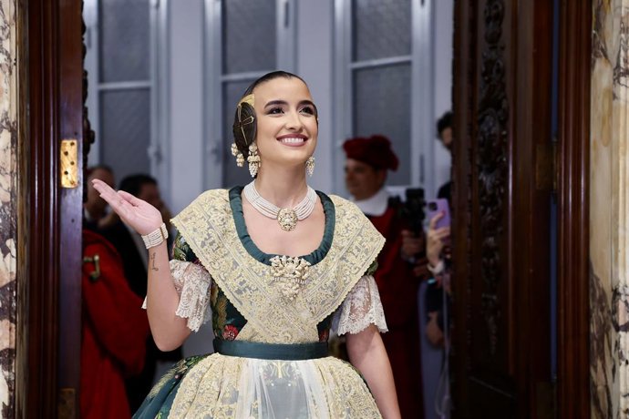 Archivo - Arxiu- La fallera major de València de 2026, la jove Carmen Prades Gil, en la seua entrada a l'Hemicicle municipal per a la seua proclamació.