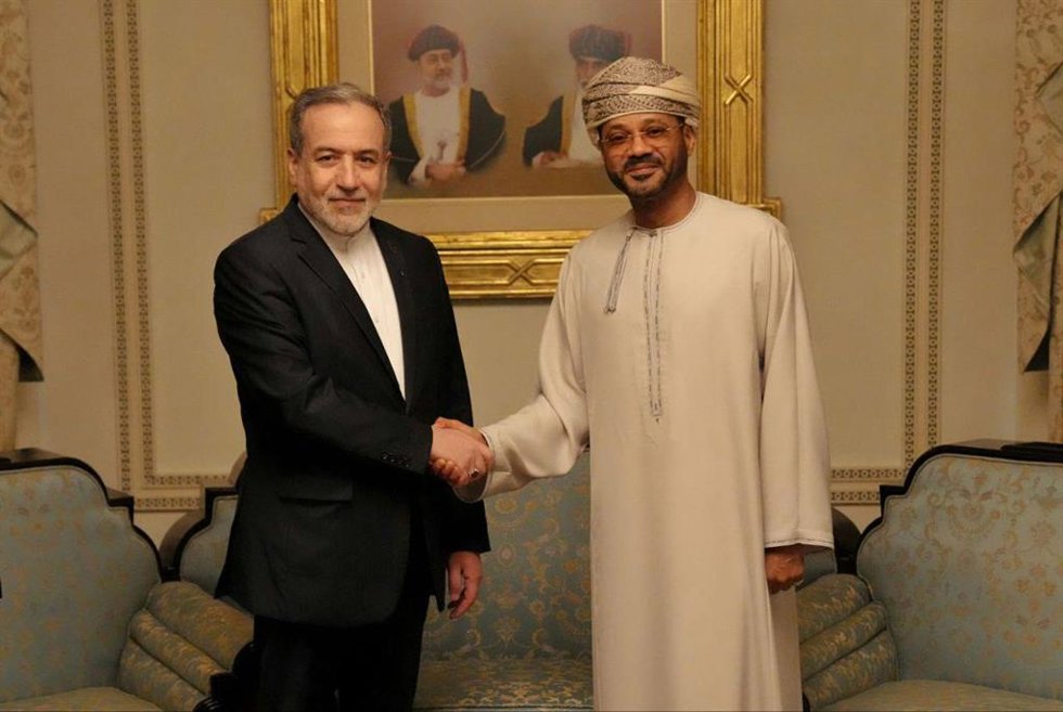 El ministro de Exteriores iraní, Abbas Araqchi, se reúne con su homólogo omaní, Badr al Busaidi, en una ronda de negociaciones previa en Mascate.