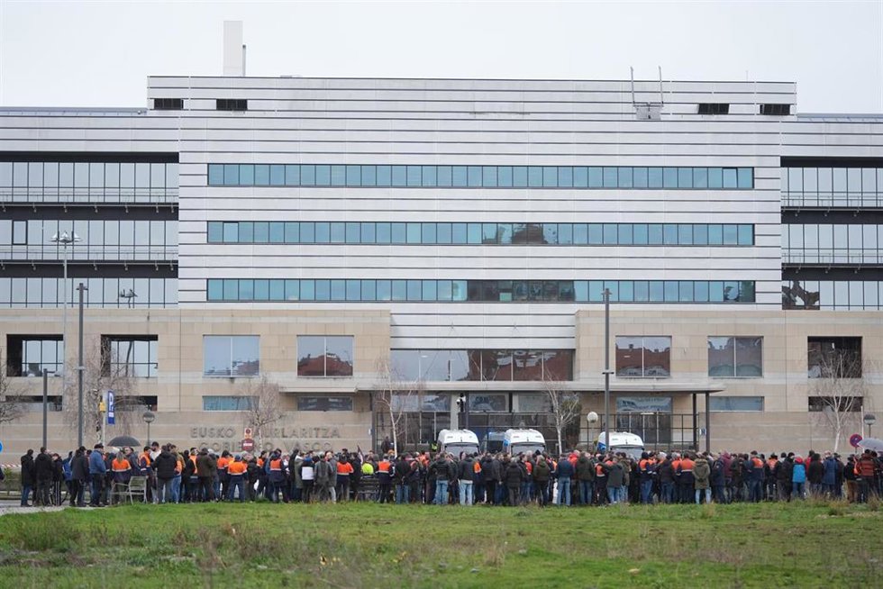 Trabajadores de la plantilla de Tubos Reunidos durante una concentración, frente a la sede del Gobierno Vasco 