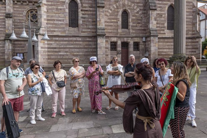 Archivo - Ruta de 'Pasea Torrelavega'