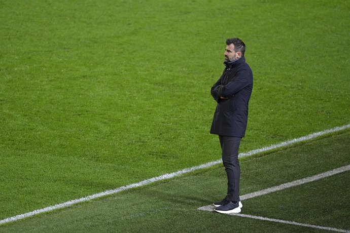Archivo - 03 December 2020, Belgium, Antwerp: Antwerp head coach Ivan Leko stands on the sidelines during the UEFA Europa League Group J soccer match between Royal Antwerp FC and PFC Ludogorets Razgrad at Tawny Owl Stadium. Photo: Yorick Jansens/BELGA/dpa