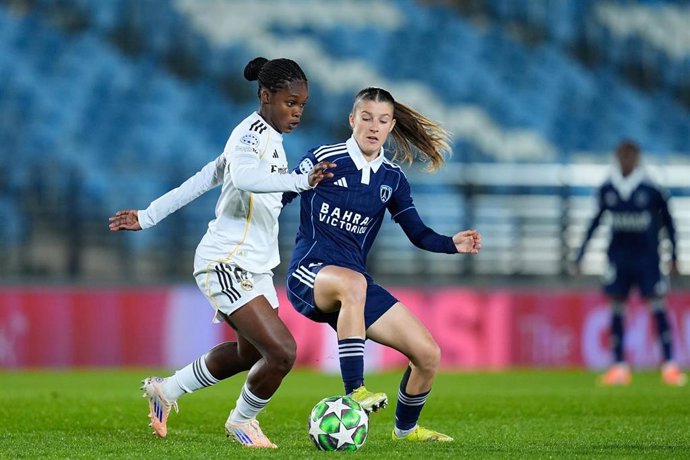 Archivo - Linda Caicedo y Anaele Le Moguedec durante el Real Madrid-Paris FC de la fase de liga de la Champions Femenina 2025-2026