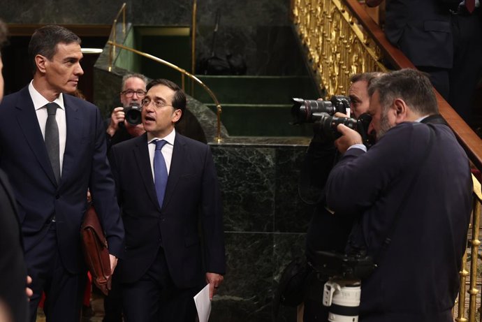 El presidente del Gobierno, Pedro Sánchez, y el ministro de Asuntos Exteriores, José Manuel Albares, en una sesión de control al Gobierno, en el Congreso de los Diputados, a 11 de febrero de 2026, en Madrid (España). El pleno acoge el primer cara a cara d