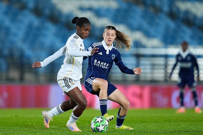 Archivo - Linda Caicedo of Real Madrid and Anaele Le Moguedec of Paris FC compete for the ball during the UEFA Women’s Champions League 2025/26 League Phase MD3, football match played between Real Madrid CF and Paris FC at Alfredo Di Stefano stadium on No