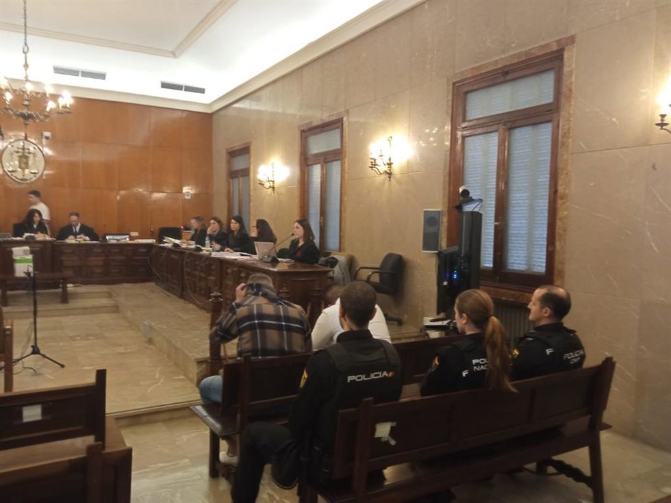 Los acusados, de espaldas, en una de las sesiones del juicio celebrado en la Audiencia Provincial de Baleares.