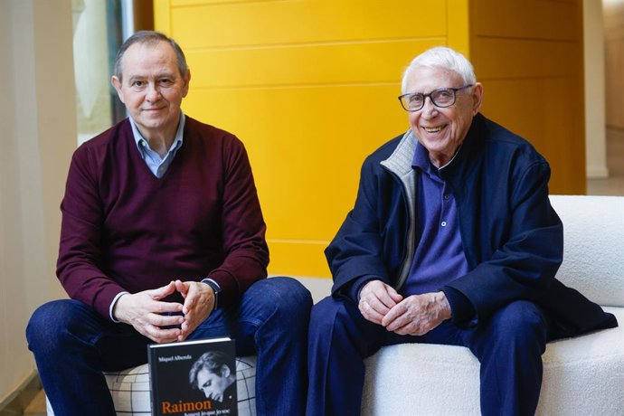 El periodista Miquel Alberola i el cantautor Raimon, durant la presentació del llibre 'Raimon. Aquest jo que jo soc' a Barcelona