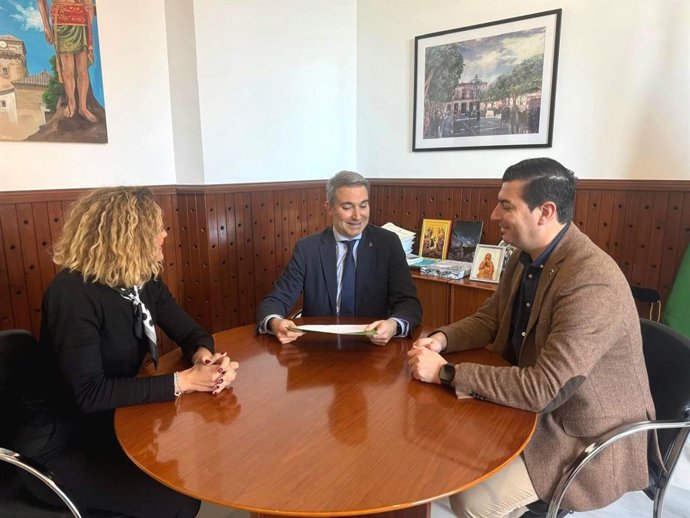 El delegado territorial de Empleo, Empresa y Trabajo Autónomo de la Junta en Almería, Amós García Hueso, entrega al alcalde de Níjar, José Francisco Garrido, la resolución por la que la Villa ha sido declarada Zona de Interés Artesanal.