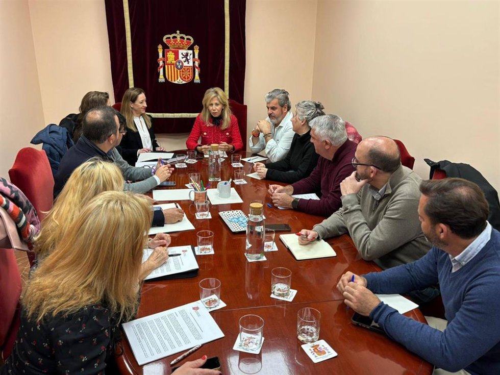 Reunión entre la subdelegada del Gobierno en Huelva, María José Rico, propietarios de Matalascañas y concejales del Ayuntamiento de Almonte.