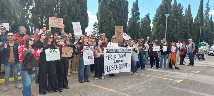 Un centenar de trabajadores de la Fundación s'Estel reclaman el cobro del plus de peligrosidad.