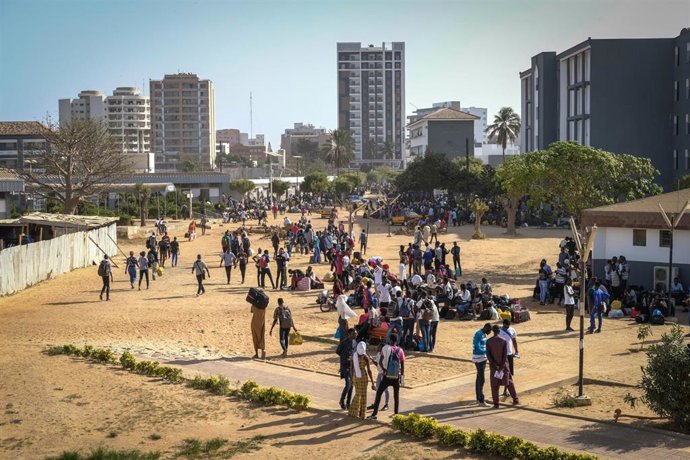 Archivo - Estudiantes en la Universidad Sheij Anta Diop (UCAD) en Dakar, la capital de Senegal