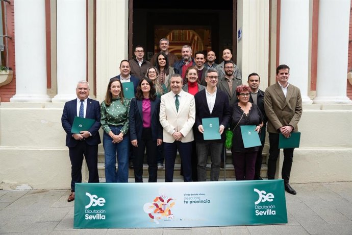 El presidente de la Diputación entrega las resoluciones con los proyectos aprobados del Plan Más Sevilla Turístico a 21 alcaldes, en un acto celebrado en la Casa de la Provincia.
