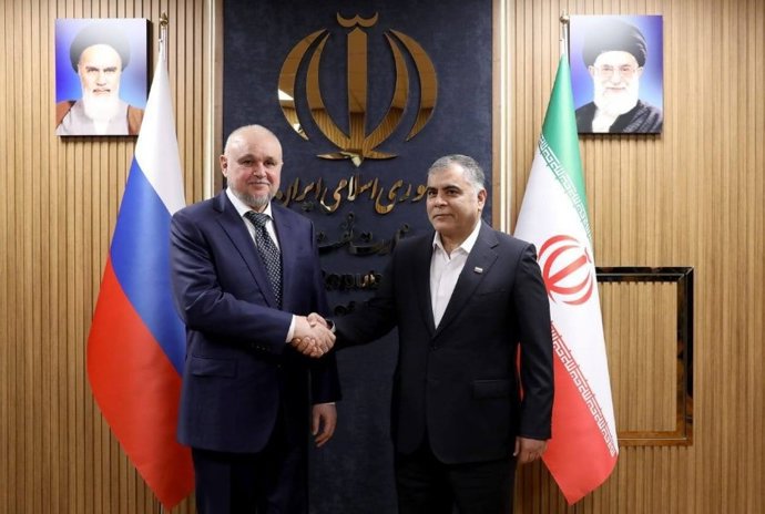 O ministro da Energia da Rússia, Sergei Tsivilev, e o ministro do Petróleo do Irã, Mohsen Paknejad, em seu encontro em Teerã.