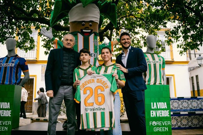 Presentación de una camiseta del Real Betis Balompié elaborada con naranjas.