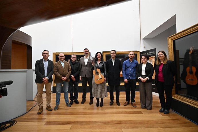 La alcaldesa de Almería, María del Mar Vázquez, sujeta una pieza original de Antonio de Torres en el Museo de la Guitarra.
