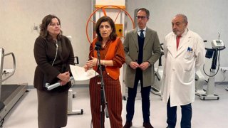 La delegada de Sanidad de la Junta de Andalucía en Córdoba, María Jesús Botella (segunda por la izda.), en su visita al nuevo gimnasio de fisioterapia y rehabilitación del hospital comarcal Valle de Los Pedroches.